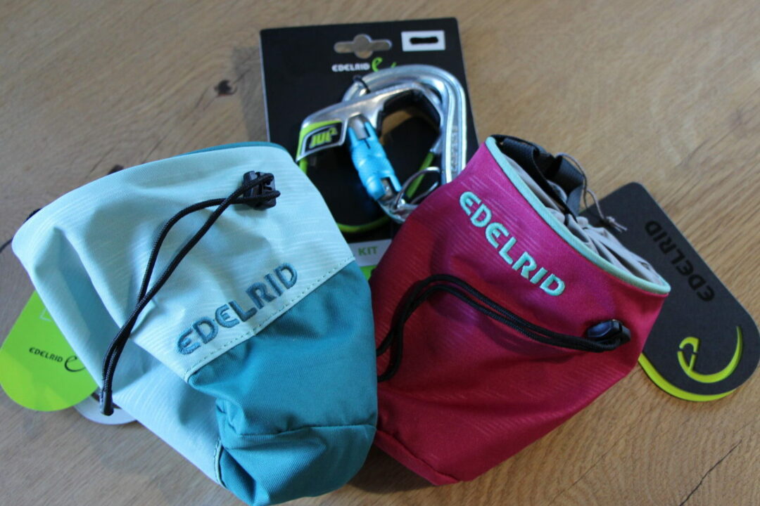 Auch Chalkbags von edelrid kann man im Shop der DAV Sparkassen Bergwelt kaufen. Foto: K. Brock