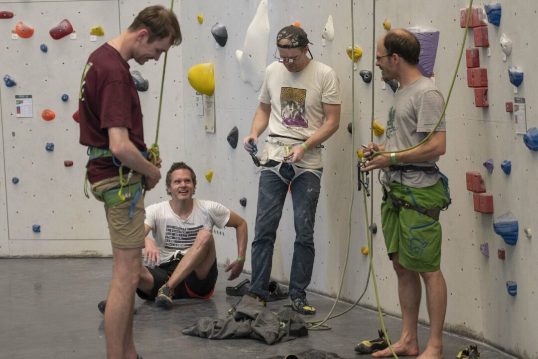 Wer mit einer Grupppe aus mindestens 5 Personen zum Klettern kommt, kann sich, sofern zuvor angemeldet, in der DAV Sparkassen Bergwelt in Erlangen über Vergünstigungen freuen. Foto: J. Megos